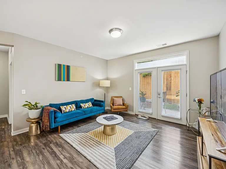 AMP Luxury Apartments — Photo 12