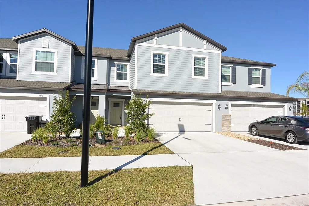 3 bed, 2.5 bath, 2319 sqft, $2,450 — Photo 1