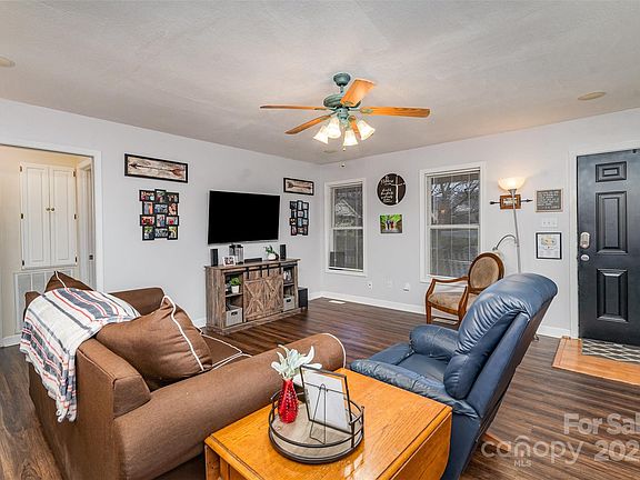 5th image of 127 Halifax Ct