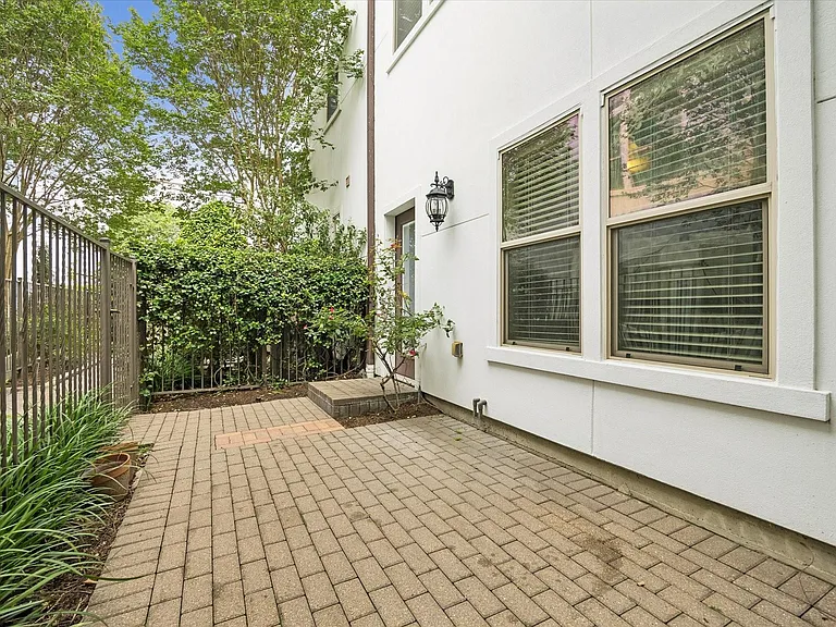 4220 Dickson St — Photo 24