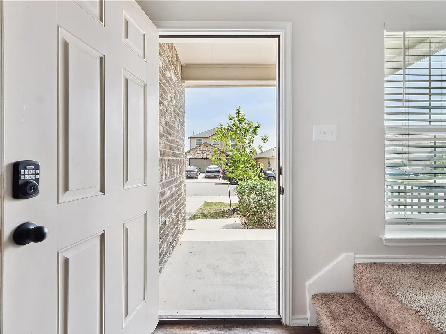 5 bed, 2498 sqft, $2,400 — Photo 3