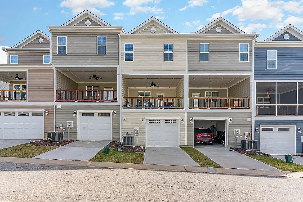 3 bed, 3.5 bath, 2289 sqft, $2,100 — Photo 2
