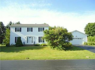 3 Hickory Pond Dr, Penfield, NY 14526