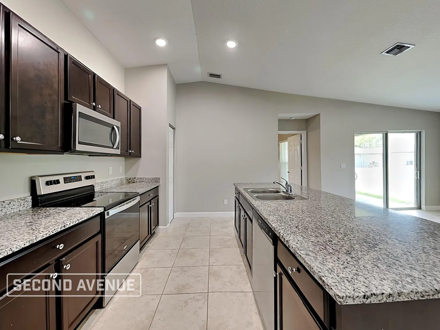 4 bed, 2.0 bath, 1833 sqft, $1,895 — Photo 2
