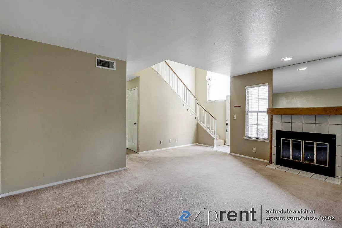 156 W Pilgrim Ln photo 1