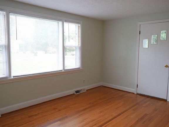 4th image of 109 Phillips Cir