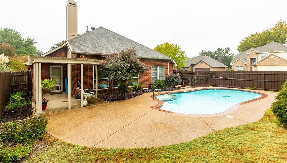 1st image of 2724 Chatsworth Dr