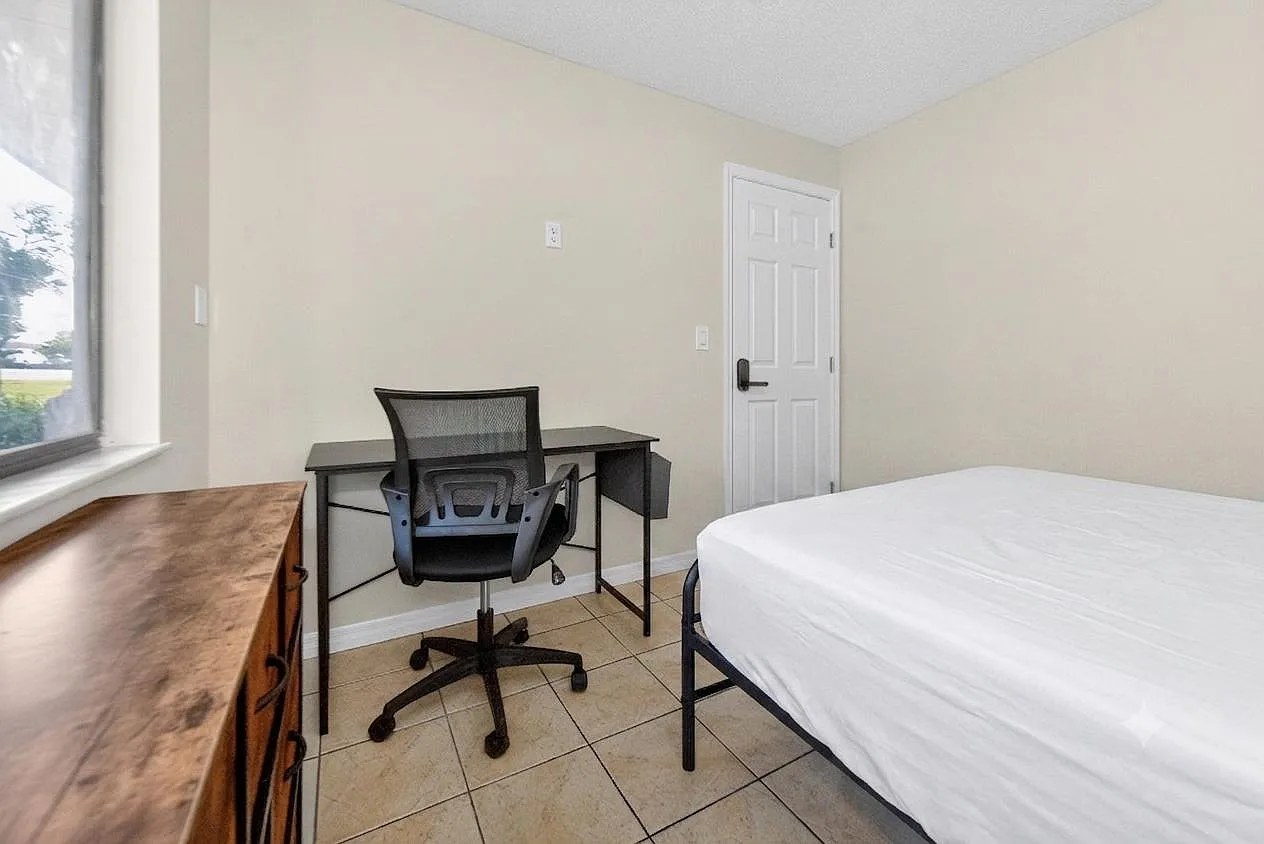 3 bed, 1.0 bath, 1200 sqft, $815 — Photo 2