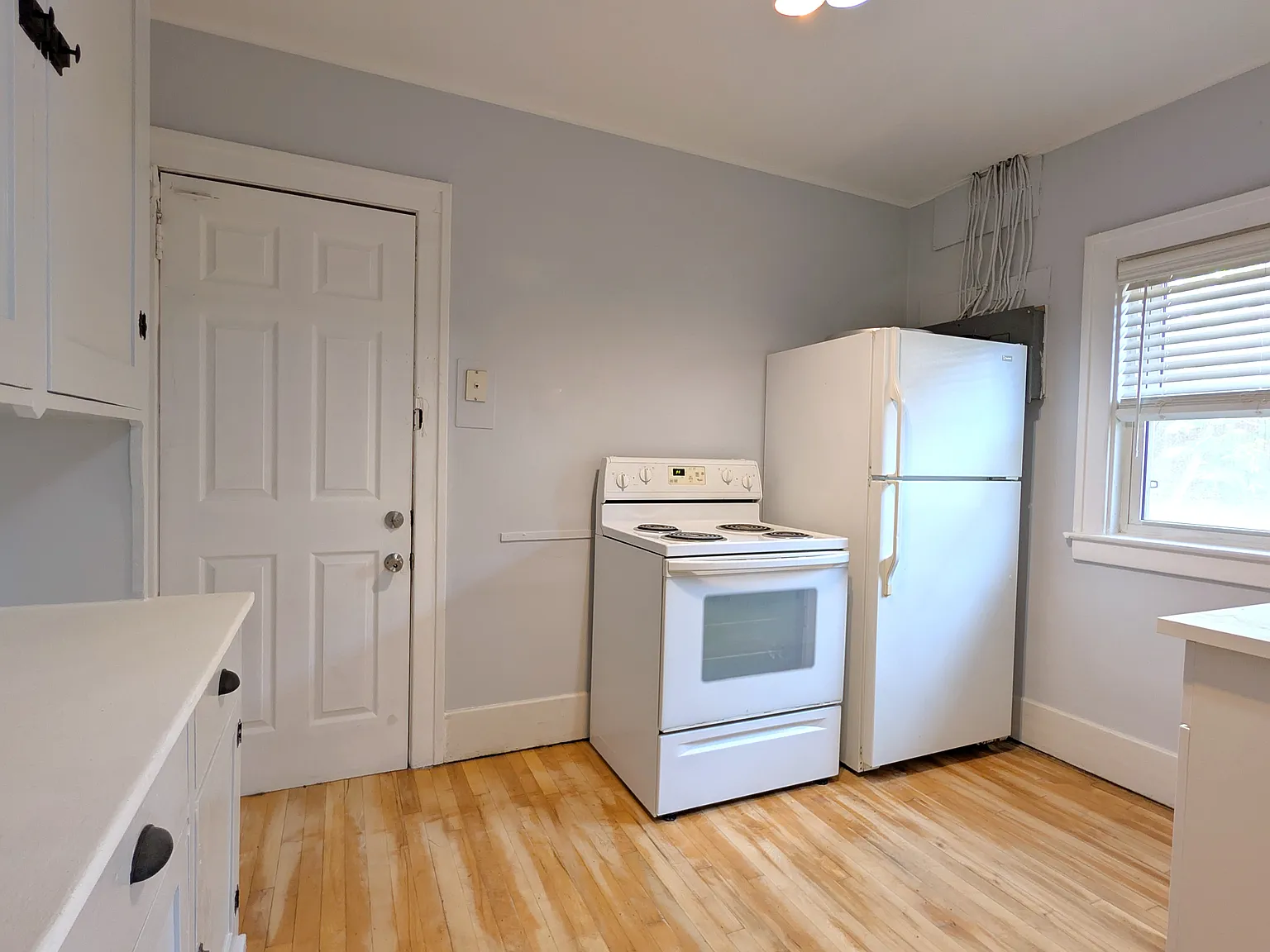 322 Partington Ave - Upper Unit — Photo 4