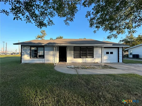 103 Sandra St, Edna, TX 77957