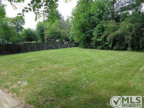 261-949770 Back Yard b.JPG