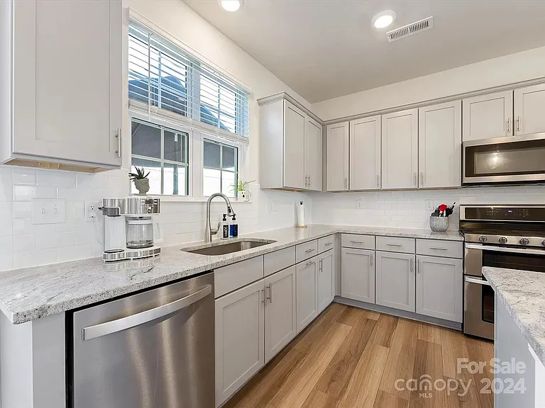 10118 Hemingway Pl — Photo 13