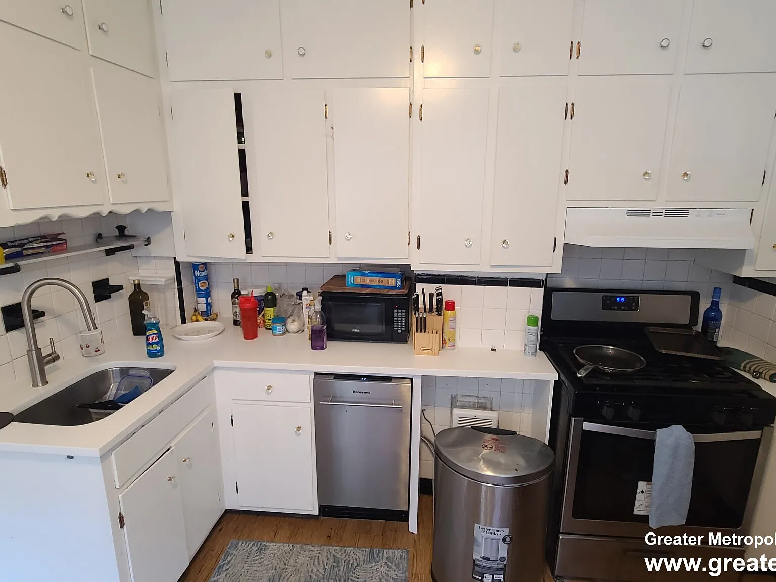 3 bed, 1.0 bath, 800 sqft, $3,950 — Photo 2