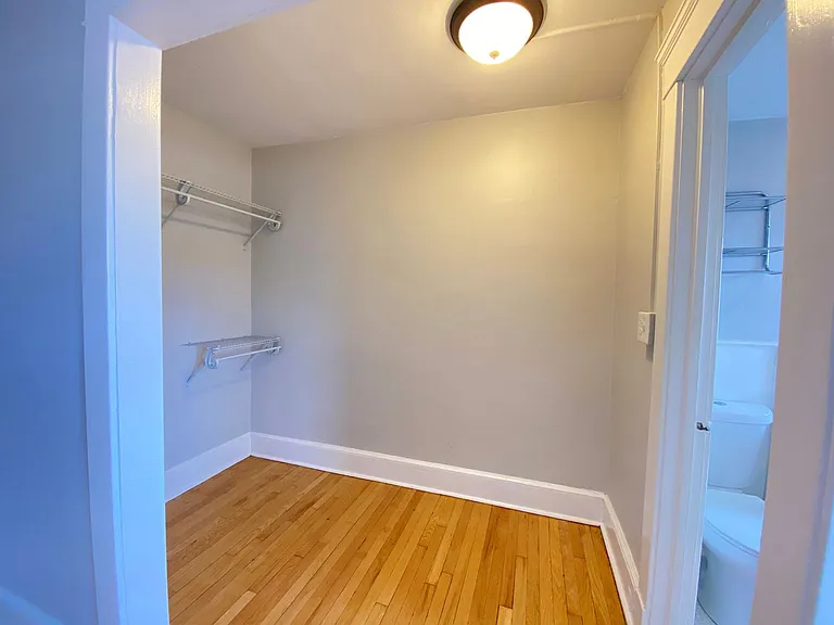 100 Howe Street — Photo 147