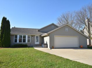 601 Woodberry Ct, Pewaukee, WI
