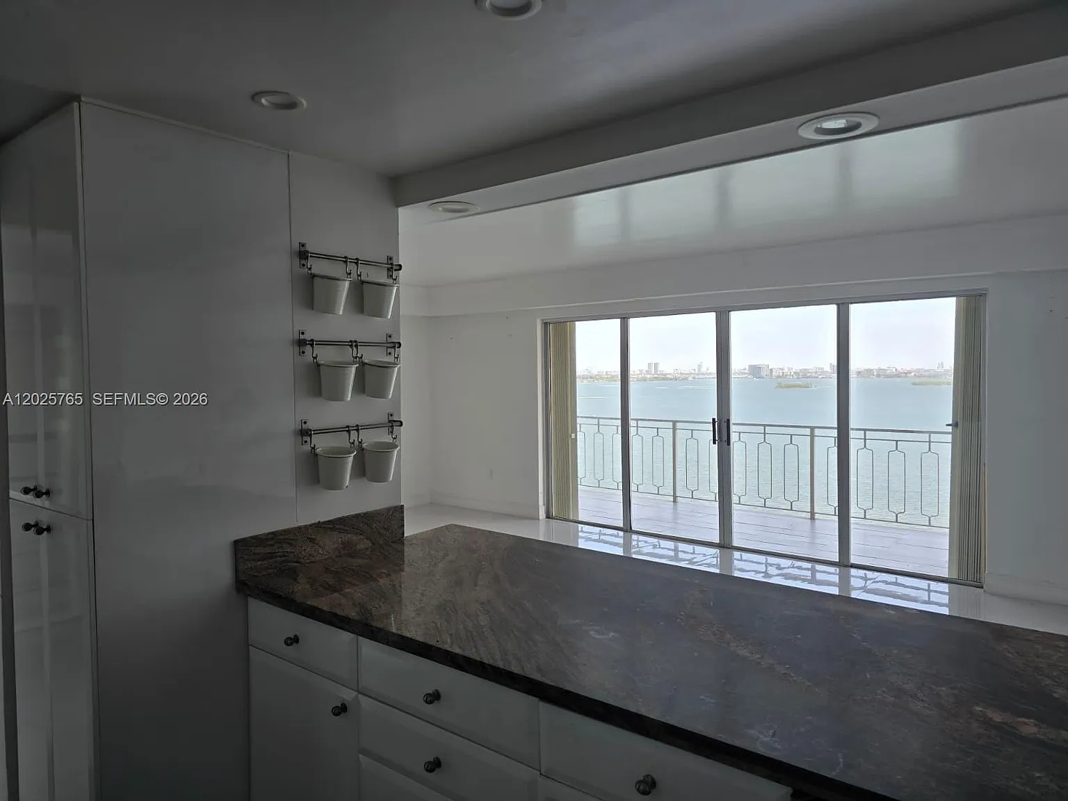 Jockey Club Condo — Photo 2