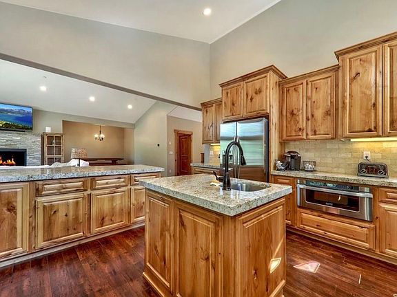 Kitchen with island Kitchen (All appliances included)