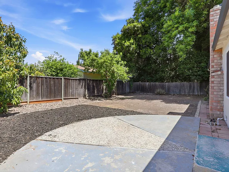 635 Glenview Ct — Photo 13