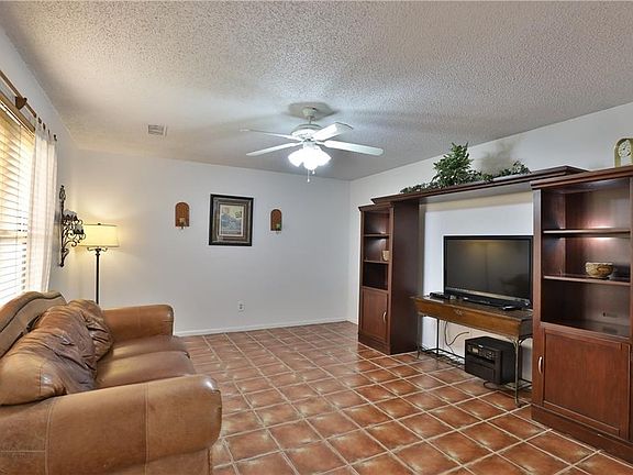 5th image of 2326 Greenbriar Dr