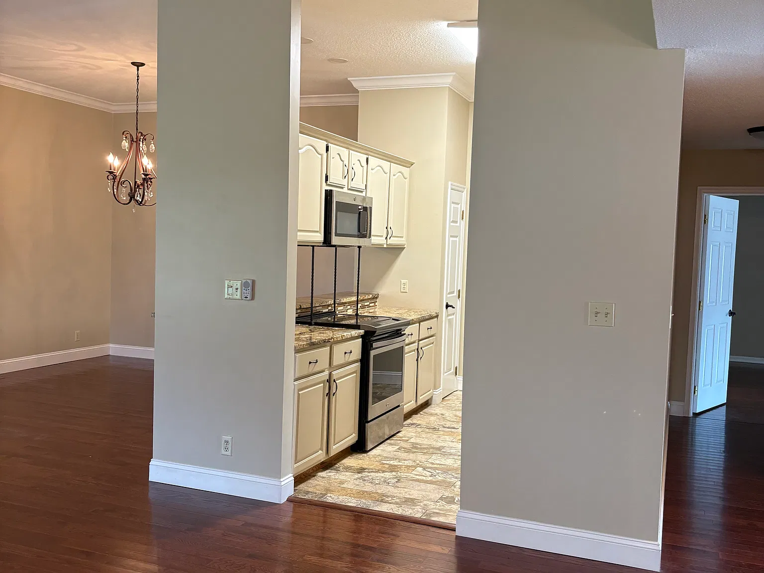 3 bed, 2100 sqft, $2,300 — Photo 4