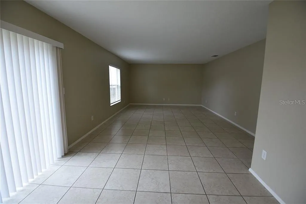 4 bed, 2935 sqft, $2,400 — Photo 4