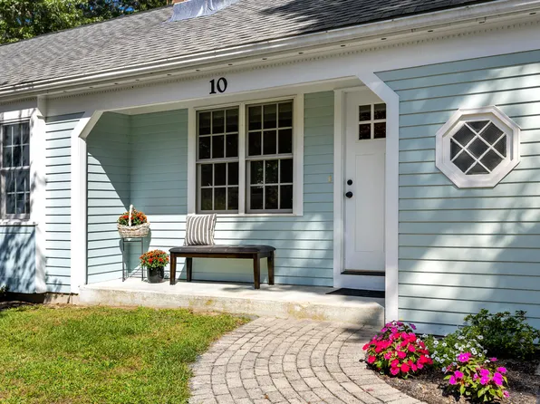 10 Templeton Place, West Yarmouth, MA 02673