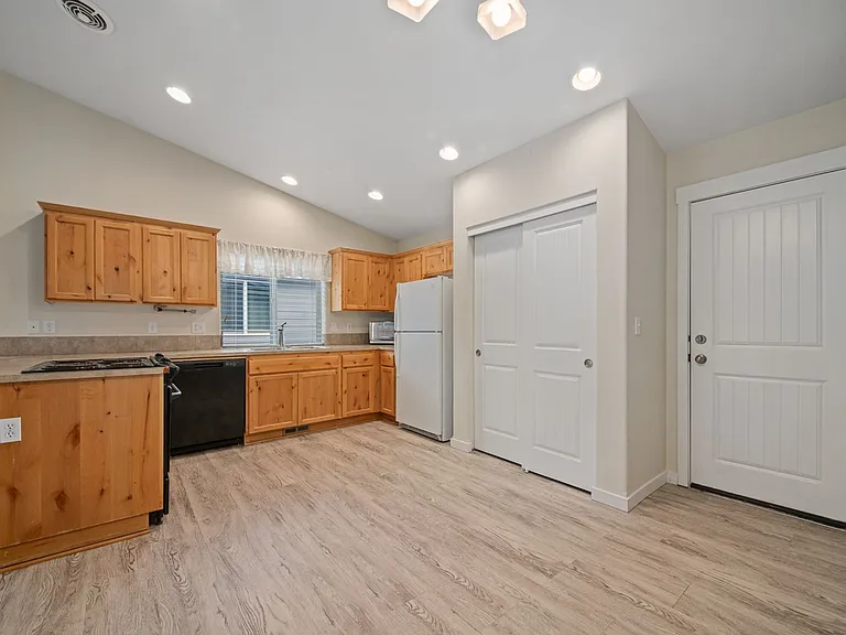 953 SW 25th Ln — Photo 8