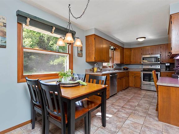 5th image of 776 Harvard Dr
