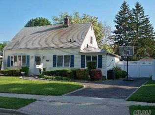 28 Corncrib Ln, Levittown, NY 11756