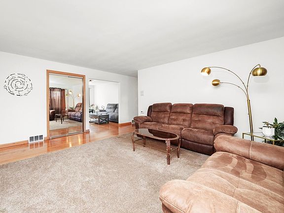 5th image of 10351 Dickens St APT 1W