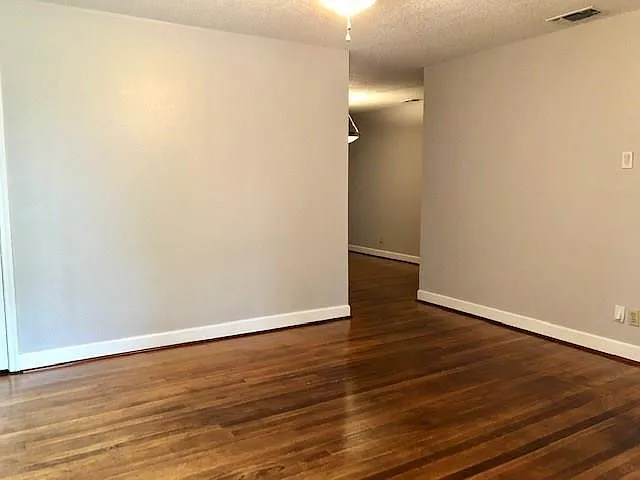 3 bed, 1.0 bath, 1080 sqft, $1,250 — Photo 2