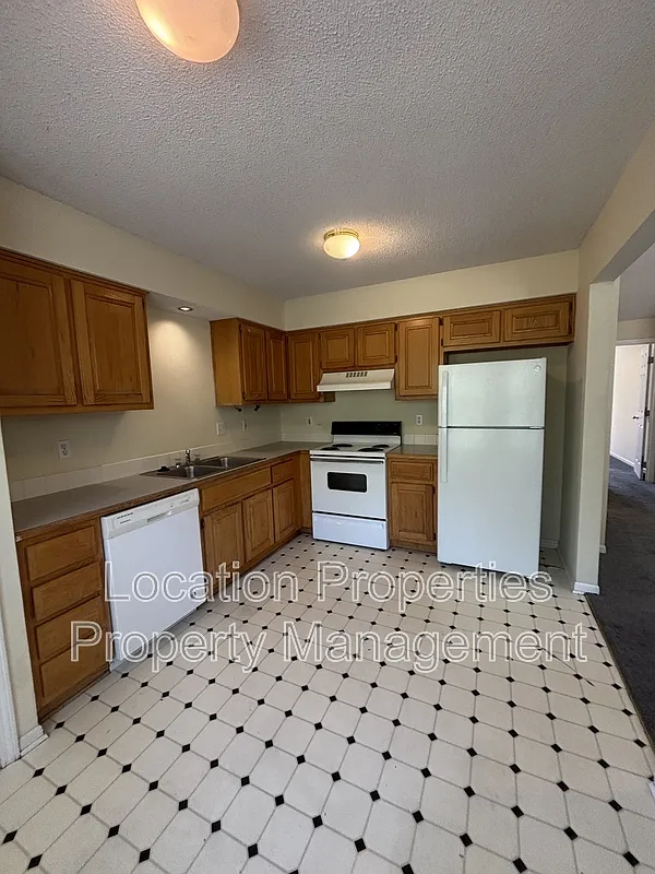 3 bed, 2.0 bath, 1056 sqft, $1,575 — Photo 2