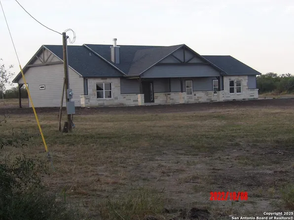 101 Paisano Trail, Beeville 78102