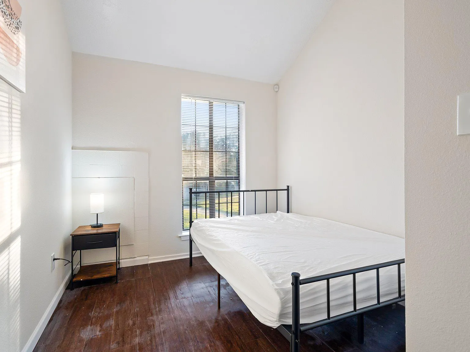4 bed, 2.0 bath, $776 — Photo 1