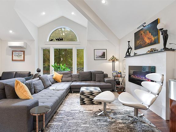 4th image of 851 Sayward Rd