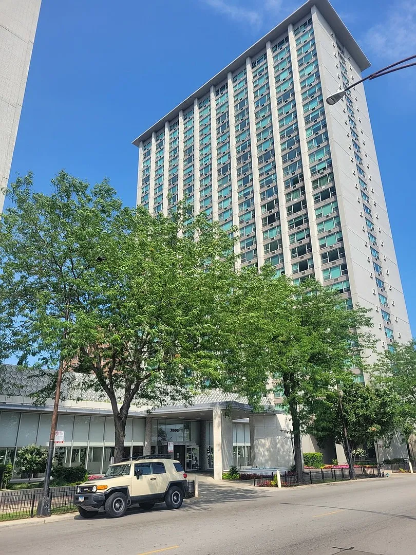 6171 N Sheridan Rd — Photo 1