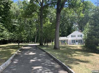 17 Chestnut St, Mahwah, NJ 07430