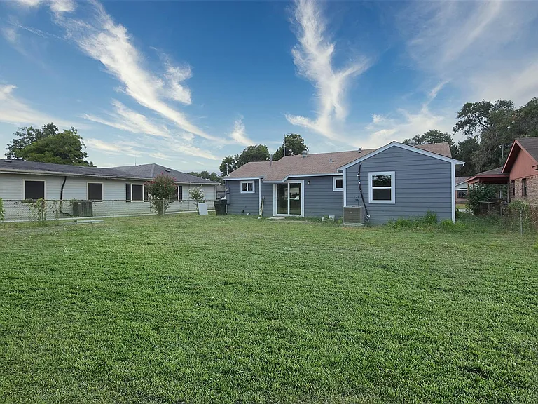 3205 Stallings Dr — Photo 4