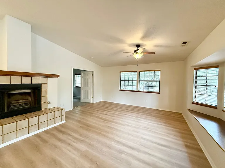 1595 Sierry Peaks Dr — Photo 3