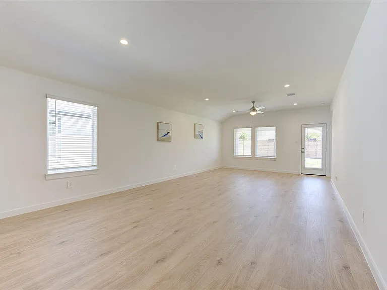8038 Tropea Dr — Photo 20