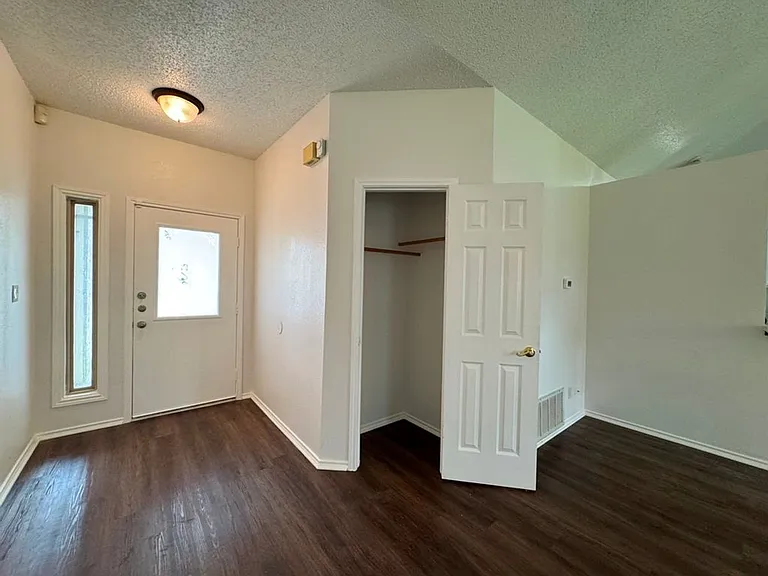 16404 Edgemere Dr — Photo 3