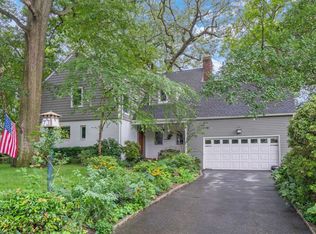 73 Knollwood Rd W, Roslyn, NY 11576