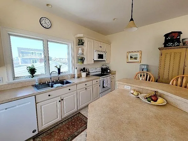 4 bed, 2504 sqft, $4,500 — Photo 3