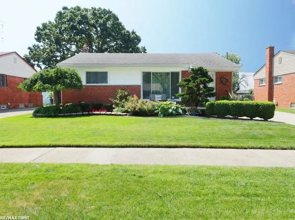 21224 Parkway St, Saint Clair Shores, MI 48082