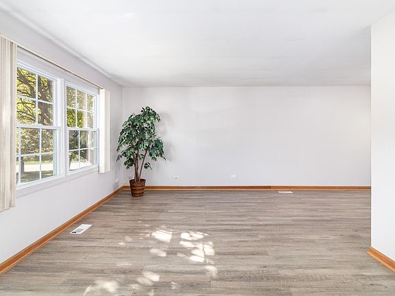 4th image of 1048 W Park Place Dr