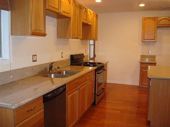 4th image of 403 N Lincoln St