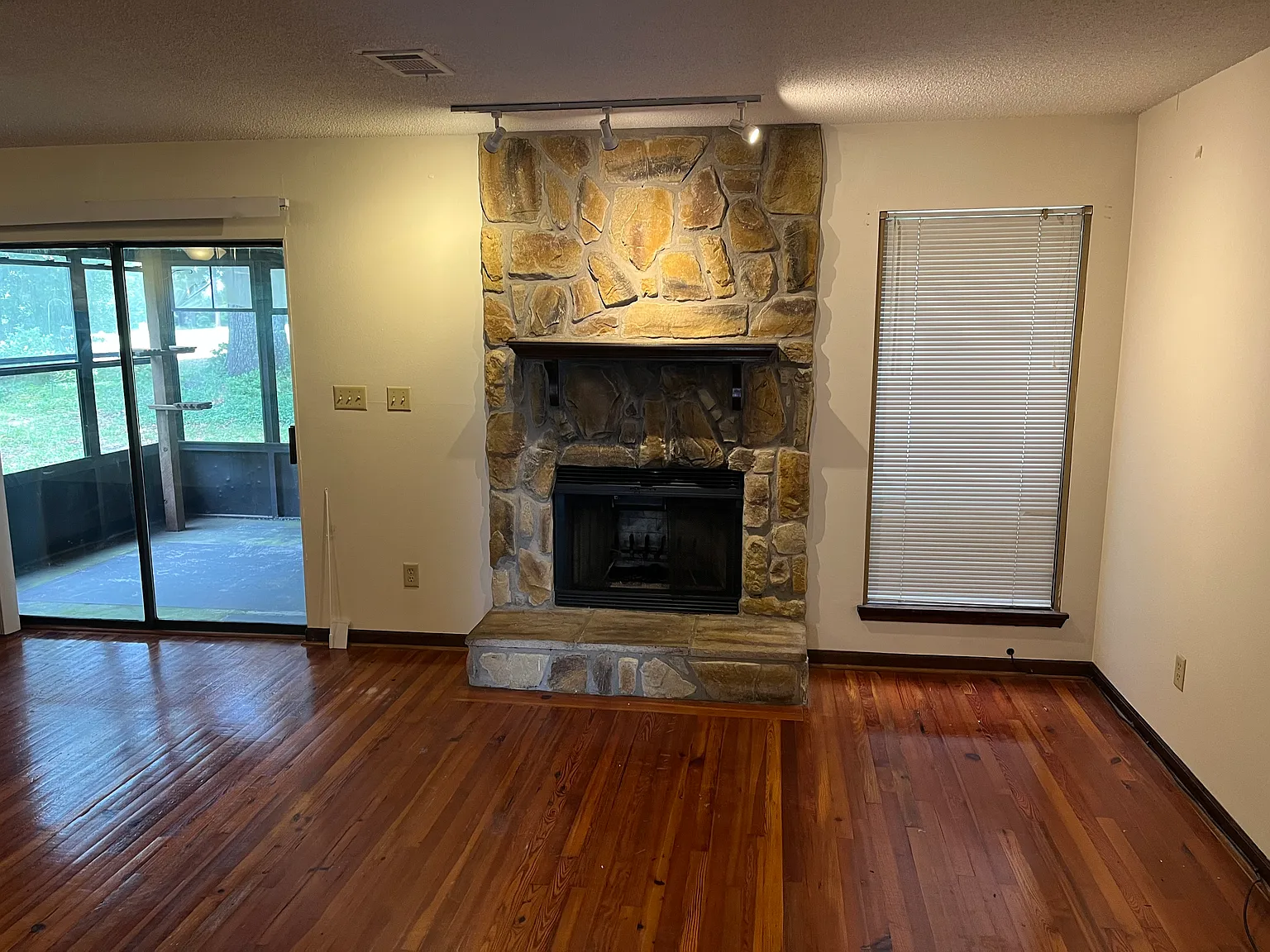 3 bed, 2.5 bath, 1325 sqft, $1,700 — Photo 2