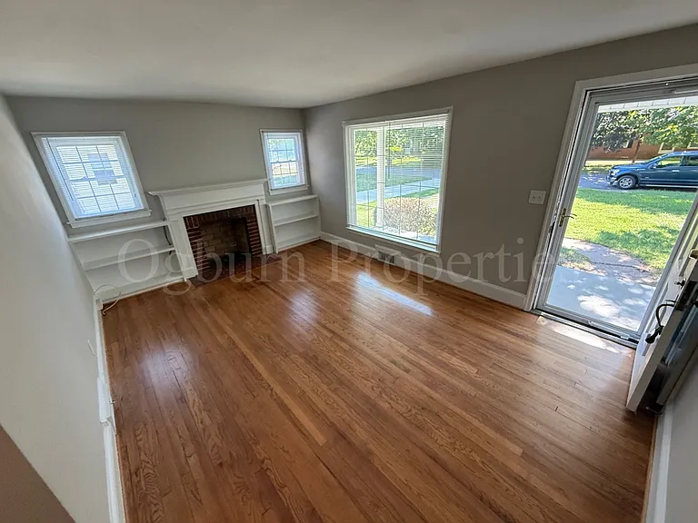 1131 Melrose St — Photo 3