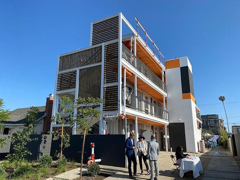1st image of 837 W 82nd St #106
