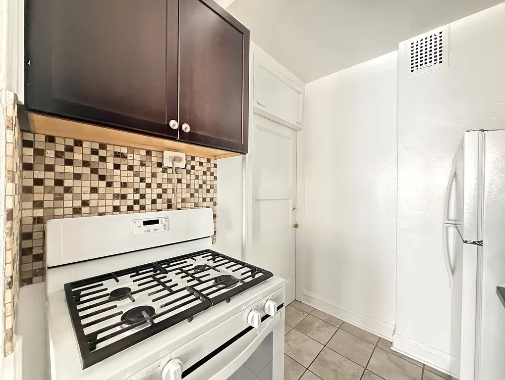 Delightful 1 Bed, 1 Bath at Estes + Glenwood (Rogers Park) — Photo 3